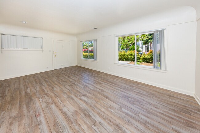 Foto del edificio - 1006 N Edinburgh Ave