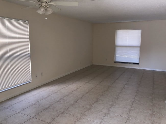 Building Photo - 803 Sandtree Dr