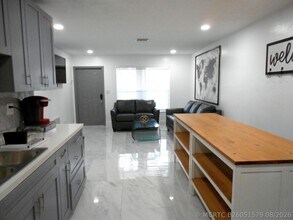 Building Photo - 817 NW 30th Ct