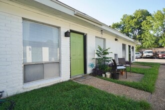 Building Photo - 618 W 51st St