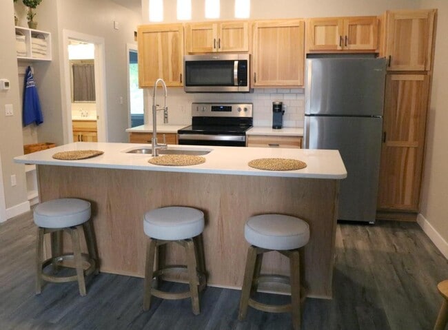 Building Photo - 6 Reserve Ct