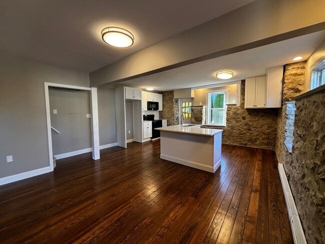 Building Photo - Newly remodeled 3+ bedroom