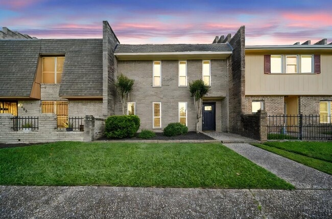 Building Photo - 2466 Country Club Dr