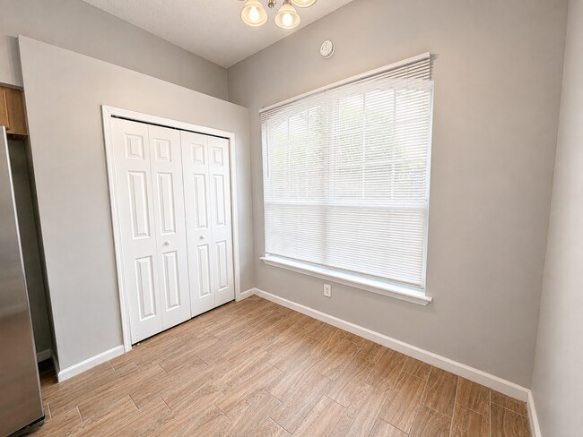 Building Photo - Bright and spacious home with an open and comfortable floor plan.