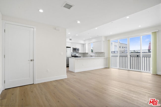 Building Photo - 11042 La Maida St