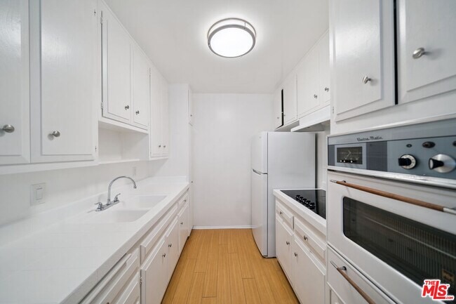 Foto del edificio - 7032 Lanewood Ave