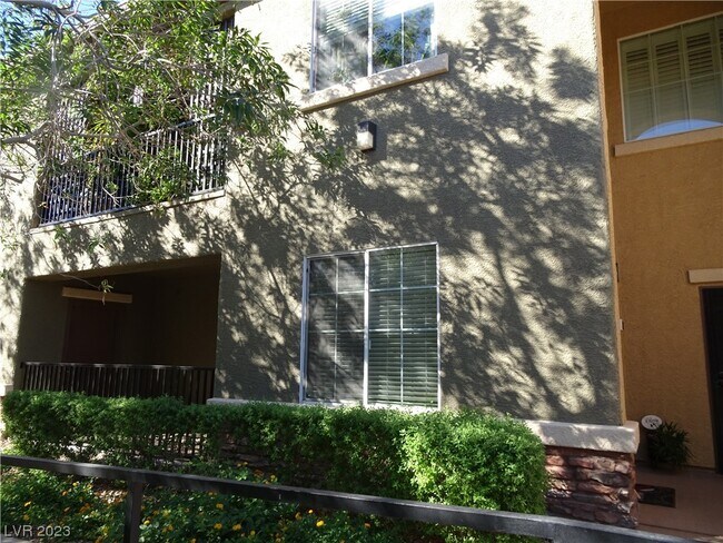 Foto del edificio - 6868 Sky Pointe Dr