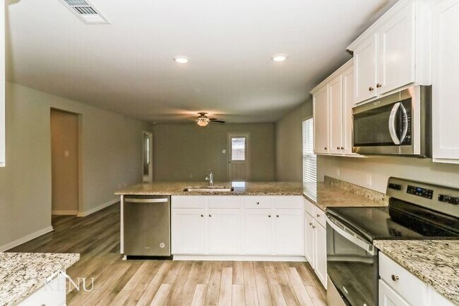 Foto del edificio - Now Available!