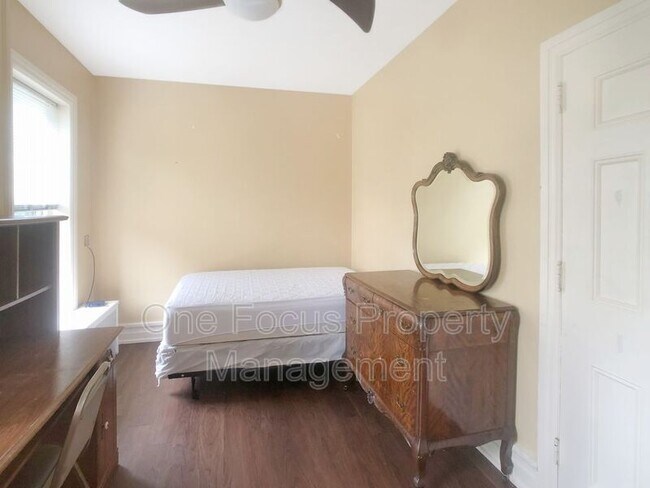 Foto del edificio - 912 W 4th St