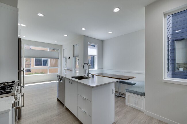 Building Photo - Townhouse in perfect Capitol Hill location!