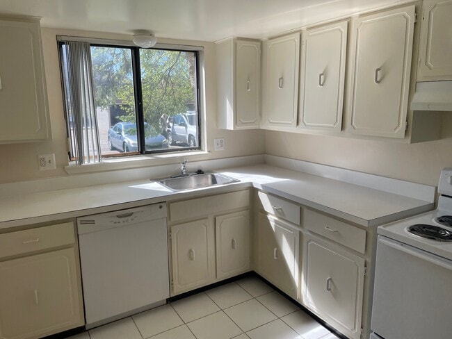 Building Photo - Courtview Garden Apartments