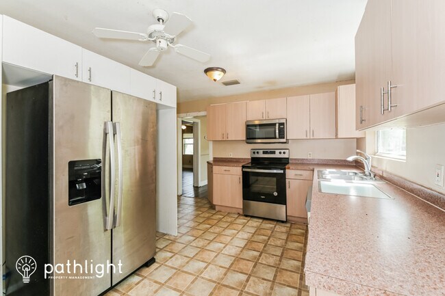 Building Photo - 1718 Sunset Pl