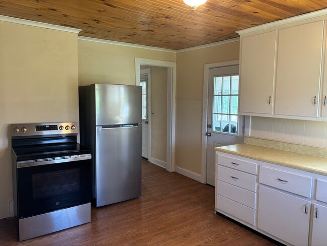 Building Photo - 490 Bangs Rd