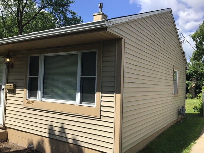 Building Photo - 2 Bedroom Single Family Home With Detached...