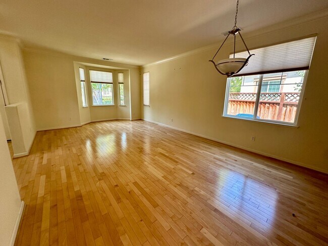 Building Photo - LUXURY HOME WITH BEAUTIFUL FINISHES CENTRA...