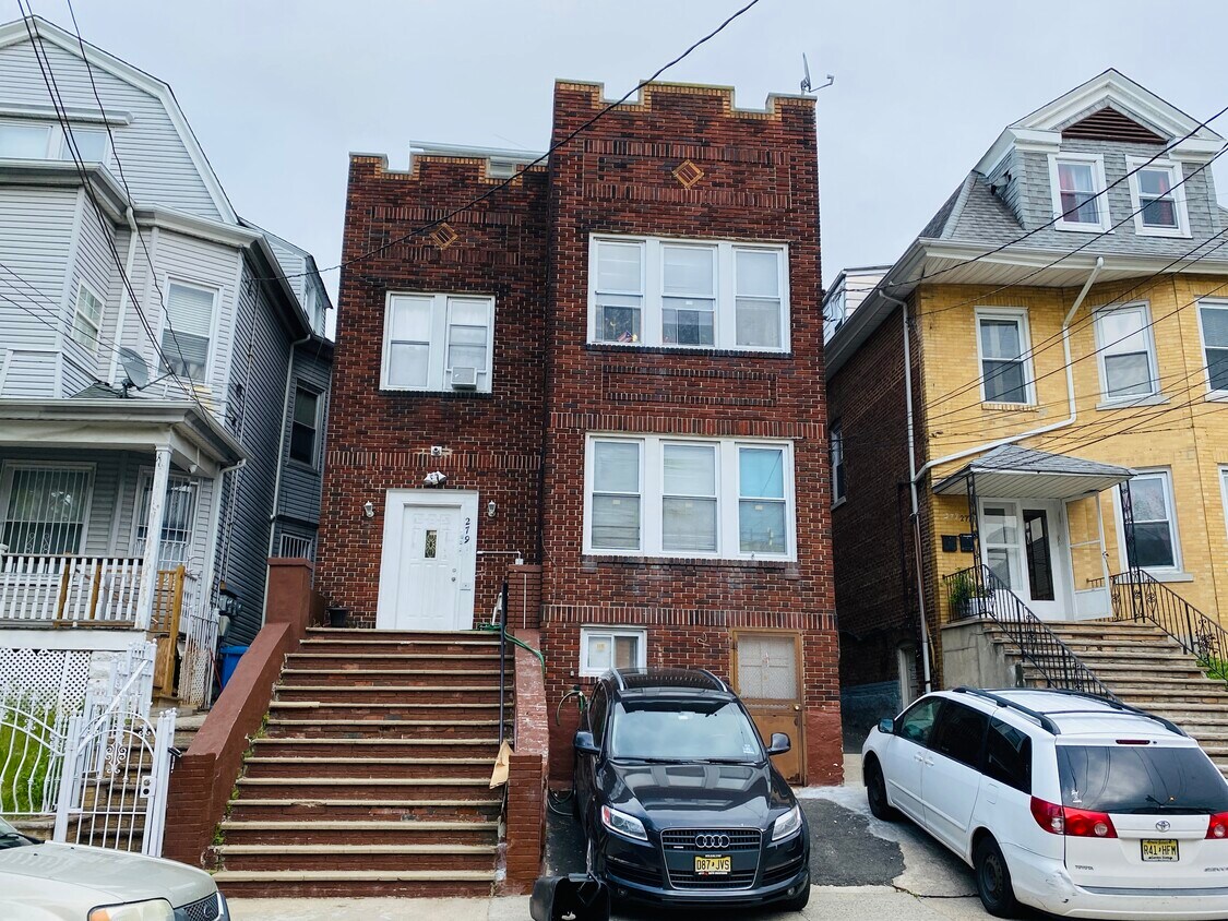 Primary Photo - 279 Parker St