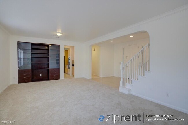 Building Photo - 702 S Escuela Dr