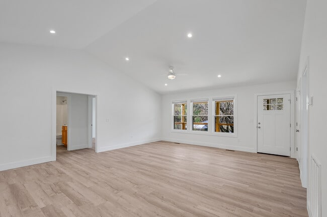 Living room-Open floor plan! - 17 Sycamore St