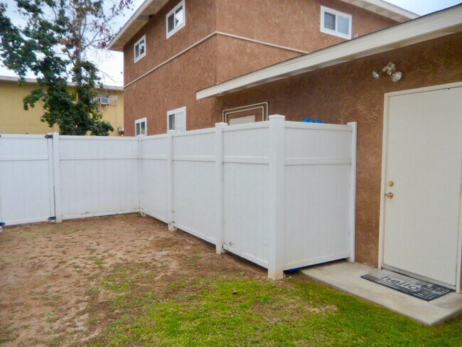 Foto del edificio - 6081-6083 Severin Dr