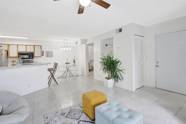 Building Photo - 9999 Summerbreeze Dr