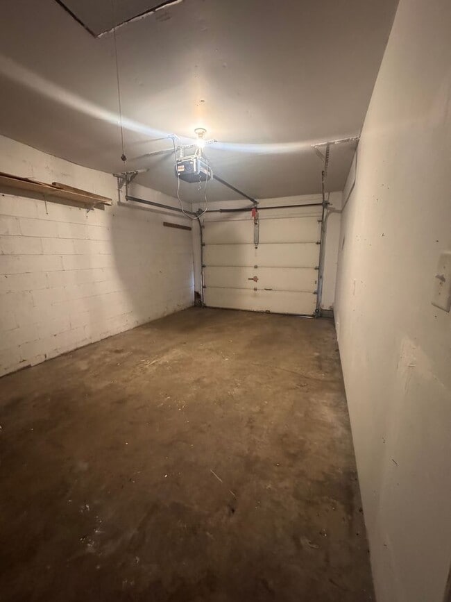 Building Photo - 1901-1903 Circle Kelly Jo