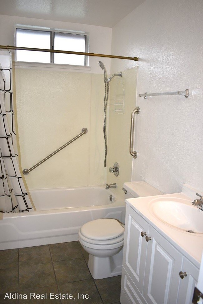 Building Photo - 573 Cedar Dr