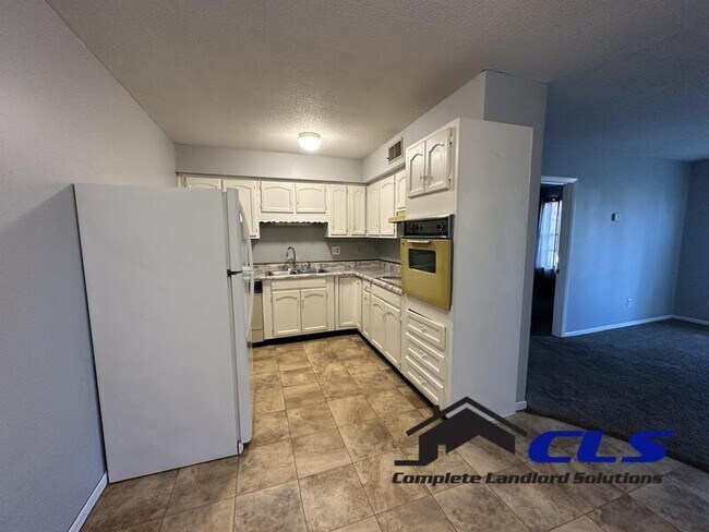 Building Photo - 626 E Curry Dr