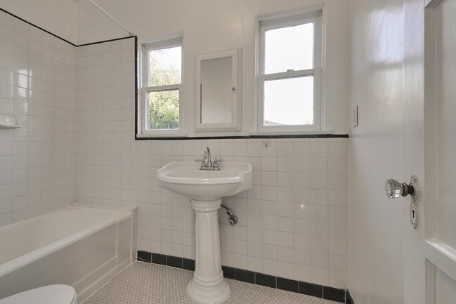 Baño - 4522 Alumni Ave