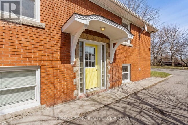 Building Photo - 136 Haig St