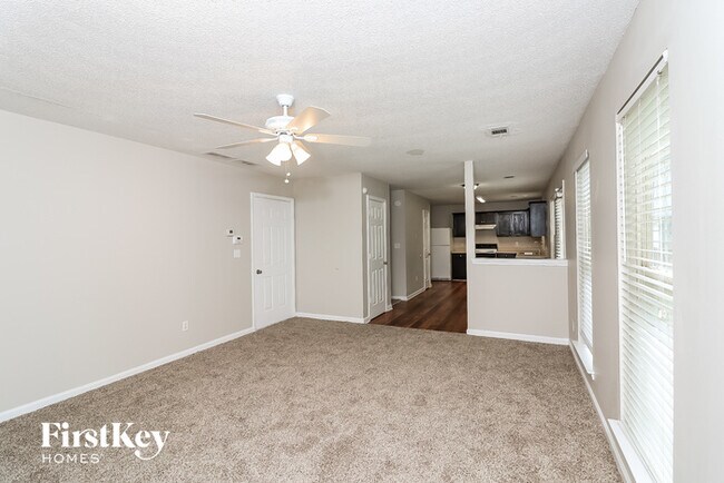 Foto del edificio - 1272 Creekview Cir