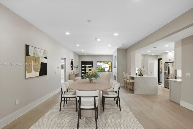 Foto del edificio - 9073 Dickens Ave