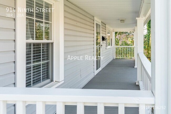 Building Photo - 914 9th St - Available Mid July