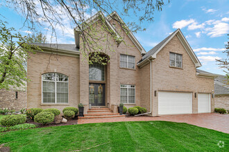 Building Photo - 902 Red Oak Dr