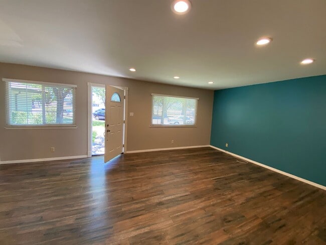 Foto del edificio - BLOSSOM VALLEY - Beautifully updated condo...