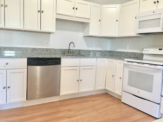 Building Photo - 200 Cove Way