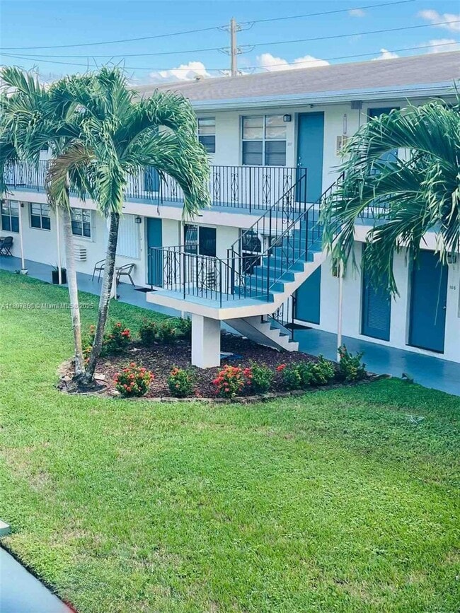 Foto del edificio - 7401 Pines Blvd