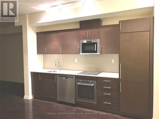 Building Photo - 460 Adelaide St E