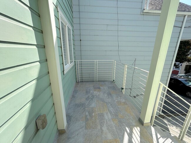 Building Photo - 569 Moultrie St.