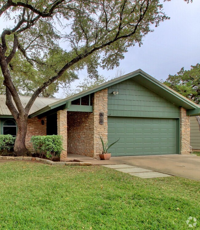 Building Photo - 9425 Shady Oaks Dr