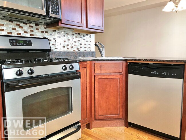 Building Photo - 521 W Belmont Ave