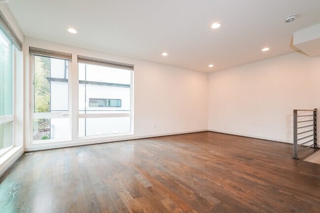 Foto del edificio - 8048 35th Ave NE