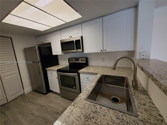 Foto del edificio - 16950 W Dixie Hwy