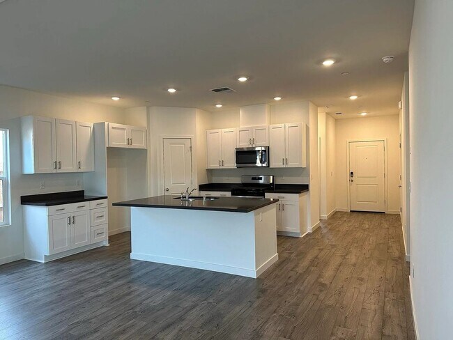 Building Photo - 3 BED 2 BATH NEWER BUILT HOUSE IN THE LILA...