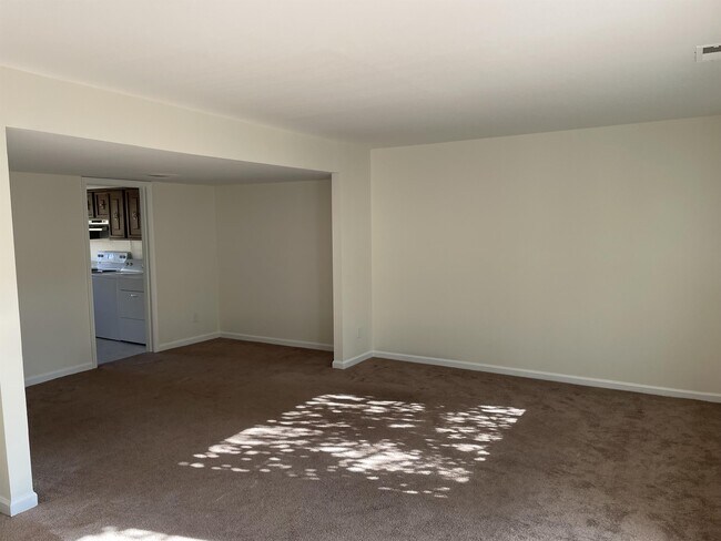 Building Photo - 132 Woodlake Dr