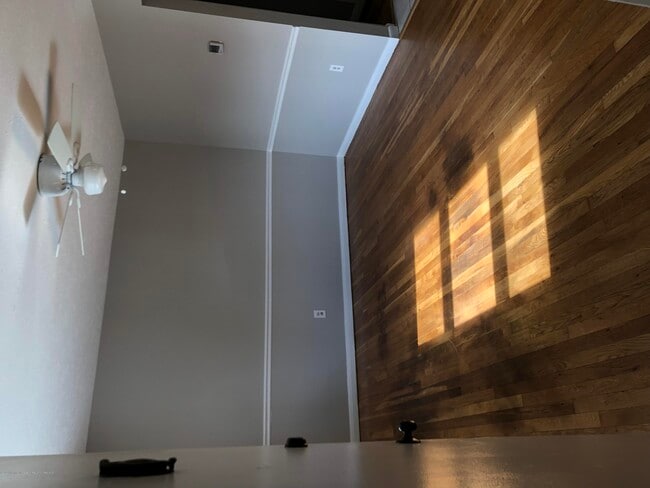 Foto del edificio - 170 Sargeant Ave