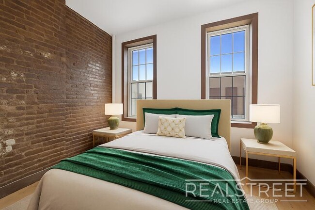 Foto del edificio - 3 Bedroom near East Williamsburg with Private Backyard Garden!
