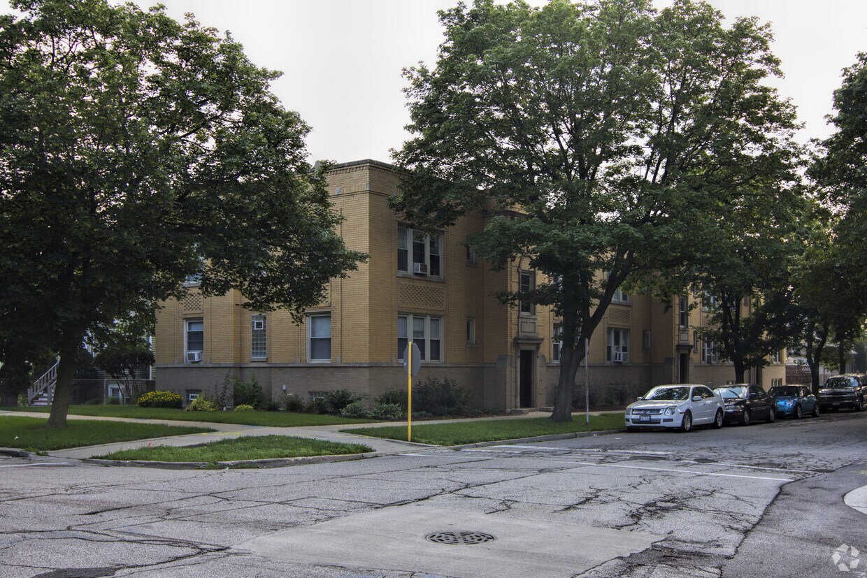 Primary Photo - 6760-6774 W Raven St