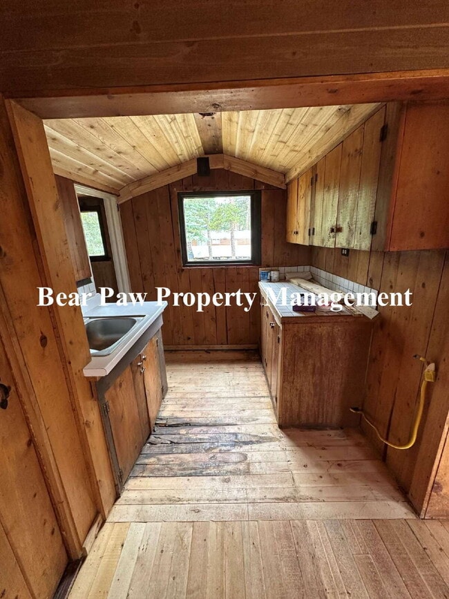 Building Photo - Cozy Cabin in the Woods!