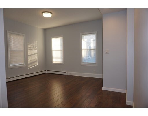 Foto del edificio - 107 Pond St