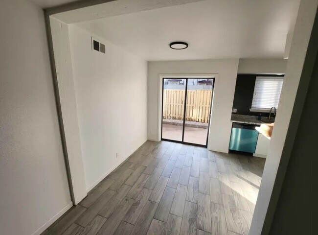 Foto del edificio - 4339 E 68th St